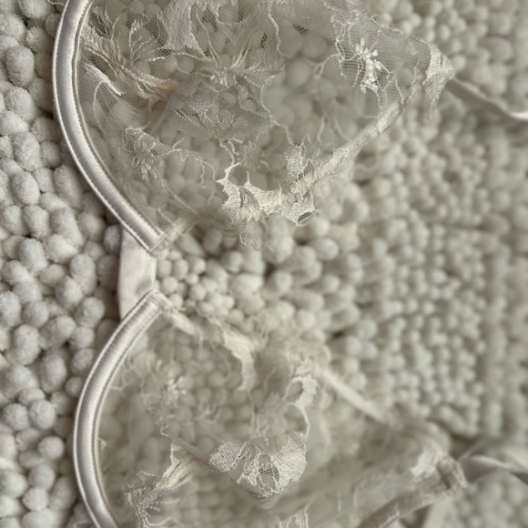 Victoria's Secret Lace Bra in Cream - Picture 7 of 12